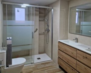 Reforma de baño con cambio de bañera por plato de ducha en patraix