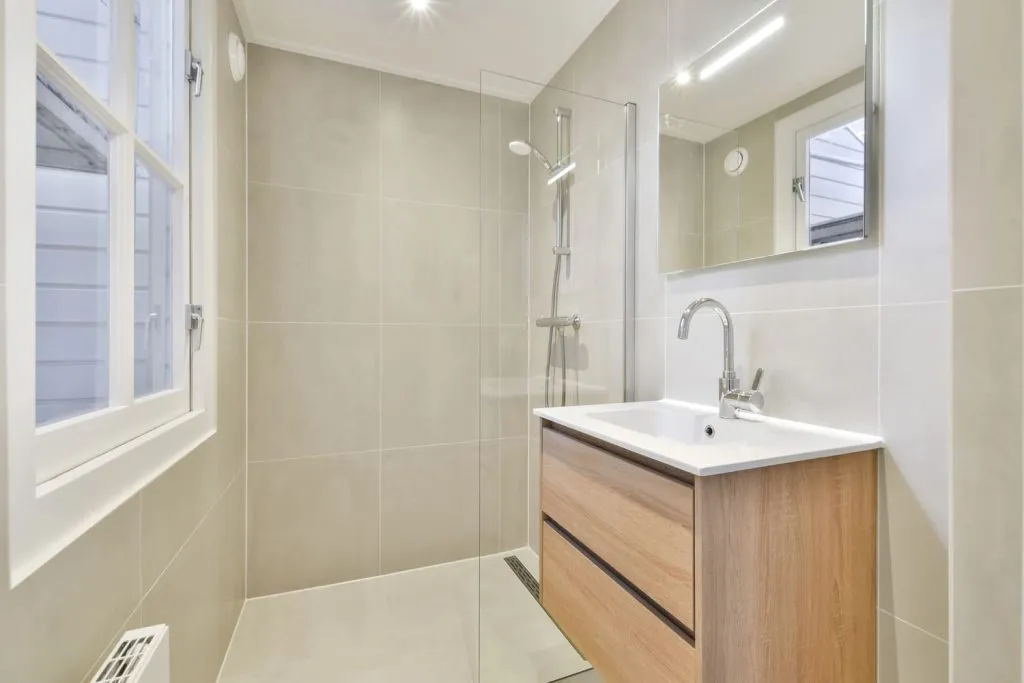 Reforma de baño de 6 metros cuadrados en el barrio del Carmen (Valencia)