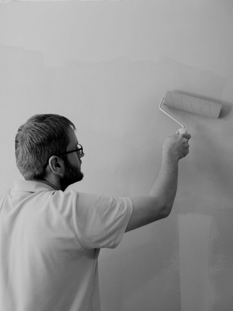 Pintor pintando una pared con rodillo en Valencia