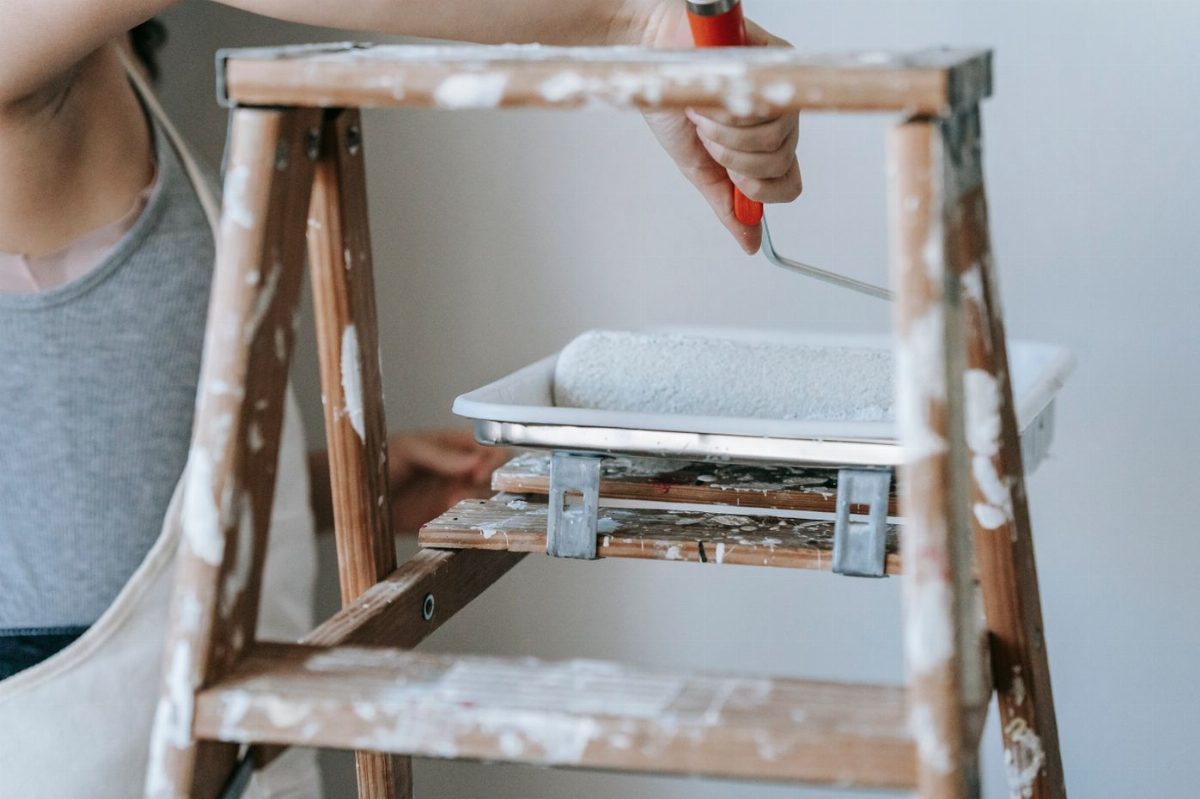 Pintor profesional aplicando pintura en una vivienda de Valencia
