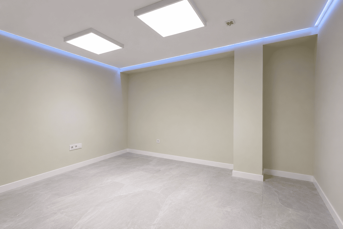 Sala del local comercial reformado en Massanassa con techo acústico y pintura por zonas