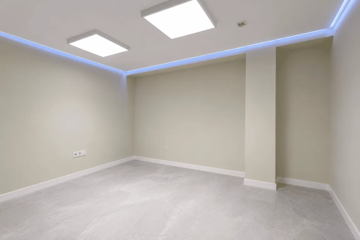 Sala del local comercial reformado en Massanassa con techo acústico y pintura por zonas